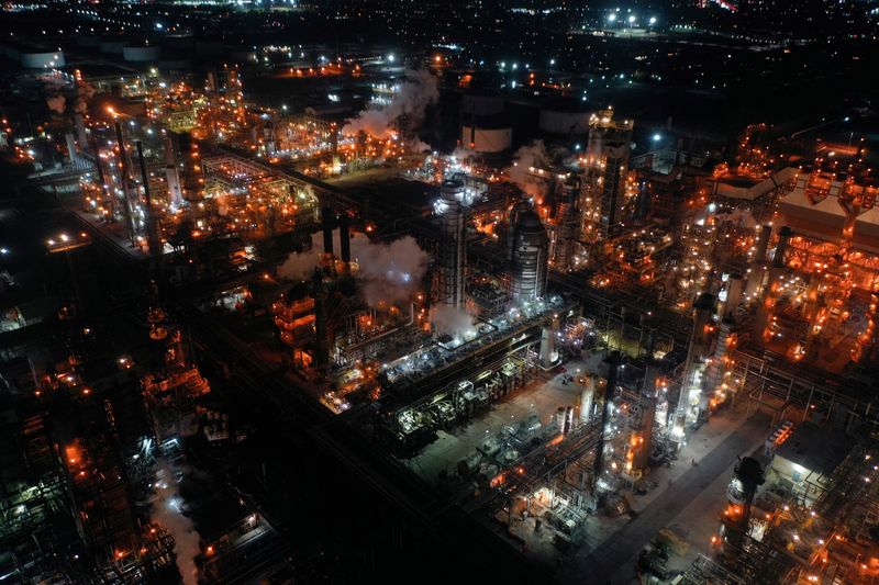 © Reuters. FILE PHOTO: A nighttime view of the Torrance Refinery, an oil refinery operated by PBF Energy, in Torrance, California, U.S., March 10, 2022. Picture taken March 10, 2022. Picture taken with a drone. REUTERS/Bing Guan/File Photo