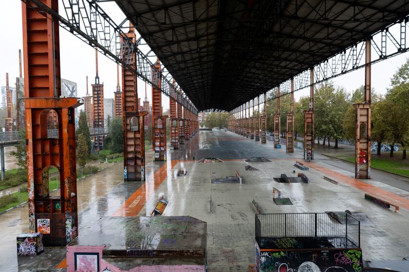 &copy; Reuters. Veduta generale di Parco Doria, un'ex area industriale che ospitava stabilimenti Fiat e Michelin e che è stata trasformata in uno spazio verde, a Torino, Italia, 16 ottobre 2024. REUTERS/Remo Casilli