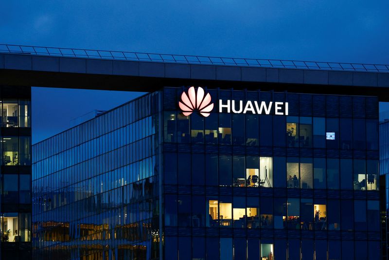 © Reuters. FILE PHOTO: A view shows a Huawei logo at Huawei Technologies France headquarters in Boulogne-Billancourt near Paris, France, February 9, 2024. REUTERS/Gonzalo Fuentes/File Photo