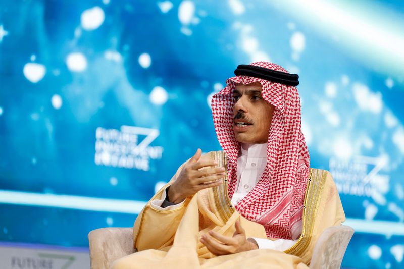 © Reuters. Saudi Foreign Minister Prince Faisal bin Farhan Al-Saud speaks at the Future Investment Initiative (FII) conference in Riyadh, Saudi Arabia, October 31, 2024. REUTERS/Hamad I Mohammed