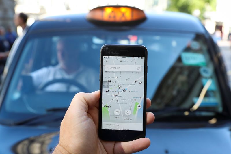 © Reuters. FILE PHOTO: A photo illustration shows the Uber app and a black cab in London, Britain June 26, 2018. REUTERS/Simon Dawson/Illustration/File photo