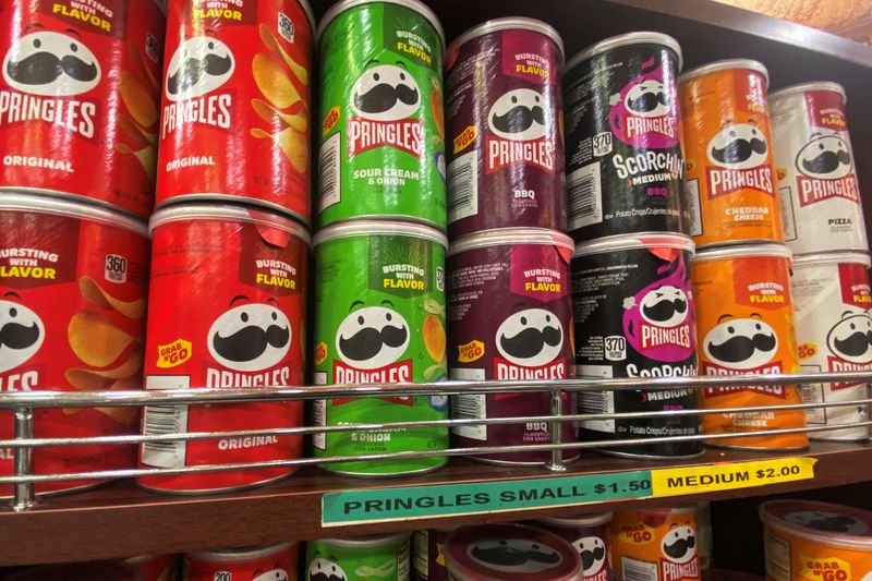 © Reuters. FILE  PHOTO: Cans of flavoured Pringles are seen on display at a store in New York City, U.S., August 5, 2024. REUTERS//Kent J. Edwards/File Photo