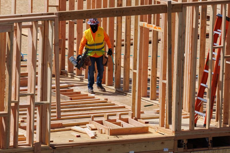 © Reuters. A construction worker works at a Lennar residential housing development called Junipers in San Diego, California, U.S., June 18, 2024.   REUTERS/Mike Blake/File Photo