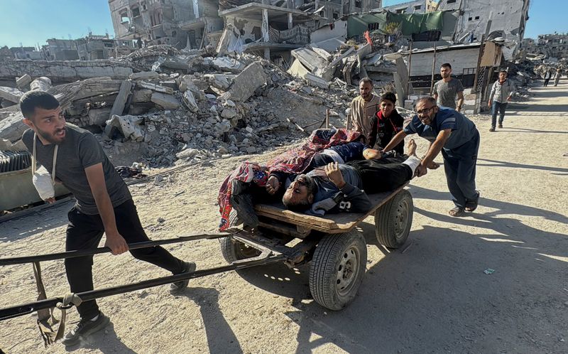 &copy; Reuters. Palestinos carregam vítimas após ataque israelense em Beit Lahiyan 30/10/2024   REUTERS/Stringer