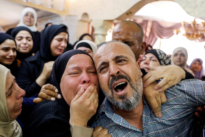 © Reuters. FILE PHOTO: Mourners react during the funeral of Rashid Al-Sadeh, a Palestinian who was killed during an attack by Israeli settlers in the village of Jeit, near Qalqilya, in the Israeli-occupied West Bank August 16, 2024. REUTERS/Raneen Sawafta/File Photo