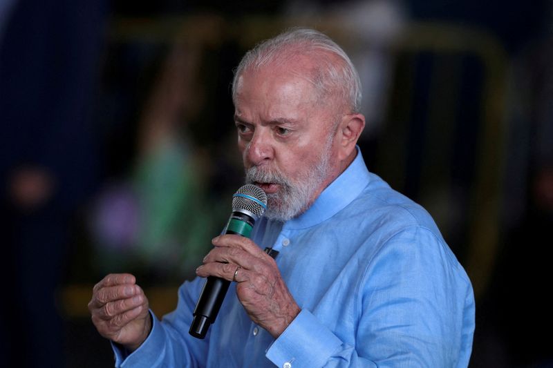 &copy; Reuters. FILE PHOTO: Brazil's President Luiz Inacio Lula da Silva speaks during the arrival of Brazilian citizens from Lebanon, in Guarulhos, Brazil, October 6, 2024. REUTERS/Carla Carniel/File Photo