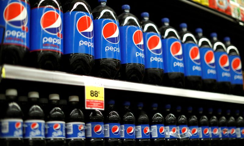 &copy; Reuters. Garrafas plásticas da Pepsi em prateleira de mercado em Pasadena, na Califórnian11/07/2017nREUTERS/Mario Anzuoni