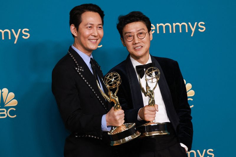 &copy; Reuters. Lee Jung-jae e Hwang Dong-hyuk posam para fotos com seus prêmios Emmy n12/09/2022nREUTERS/Aude Guerrucci