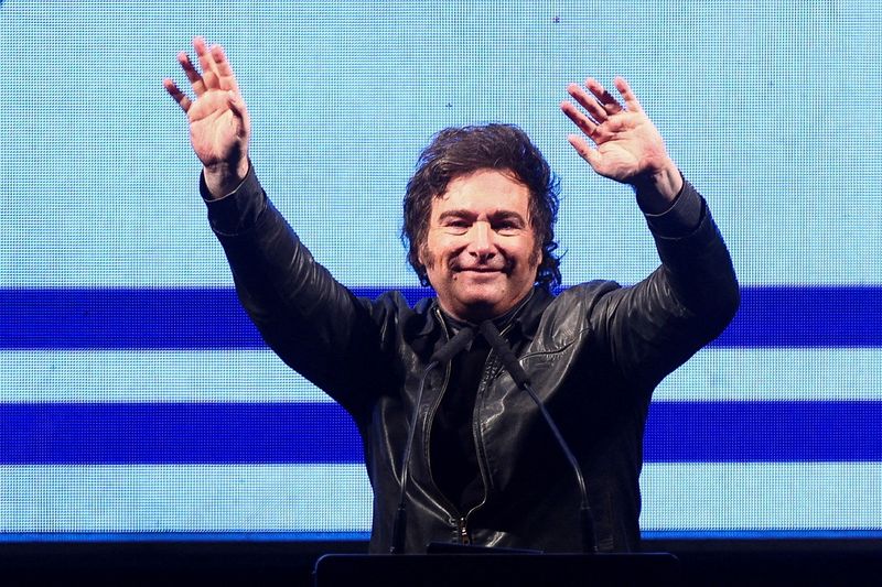 © Reuters. FILE PHOTO: Argentine President Javier Milei gestures onstage during a rally to launch his party, La Libertad Avanza, nationally, in Buenos Aires, Argentina September 28, 2024. REUTERS/Matias Baglietto/File Photo