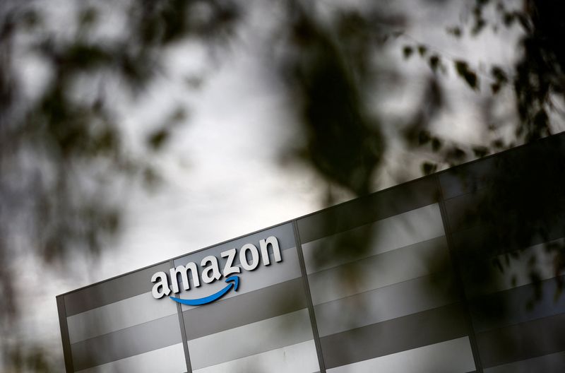 &copy; Reuters. Logo da Amazon em centro de logística perto de Nantes, na Françan15/10/2024nREUTERS/Stephane Mahe