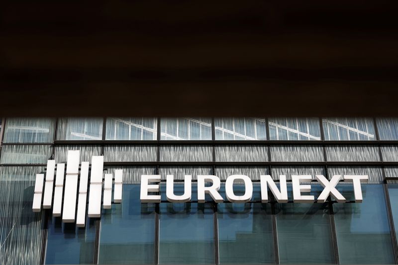 &copy; Reuters. Il logo Euronext nel distretto finanziario La Defense a Parigi. REUTERS/Benoit Tessier