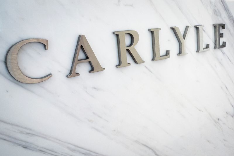 © Reuters. The logo for Carlyle is seen at the company’s offices in New York City, U.S., June 28, 2022.  REUTERS/Brendan McDermid/File Photo