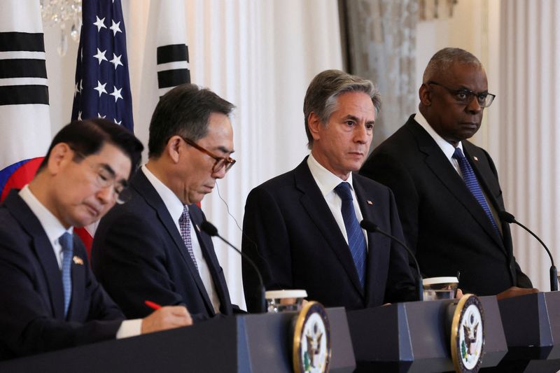 © Reuters. U.S. Secretary of State Antony Blinken and Defense Secretary Lloyd Austin hold a joint press conference with South Korean Foreign Minister Cho Tae-yul and Defense Minister Kim Yong-hyun during a 2+2 meeting, at the State Department in Washington, U.S., October 31, 2024. REUTERS/Leah Millis