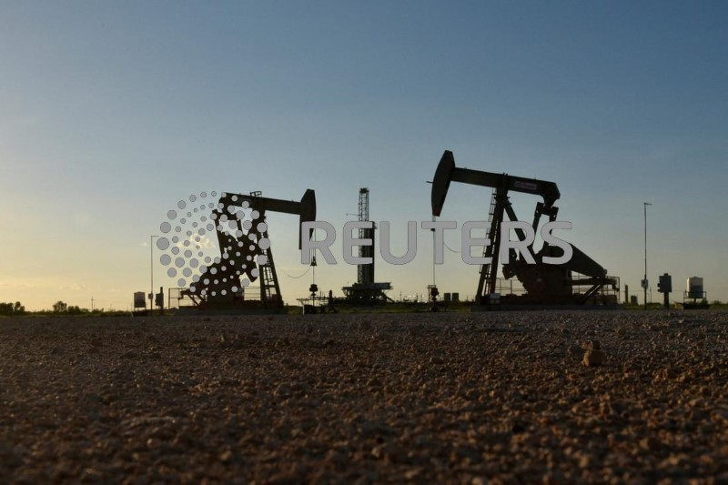 &copy; Reuters. Bombas de petróleo operam em frente a um equipamento de perfuração em um campo de petróleo em Midland, Texas, EUAn22/08/2018nREUTERS/Nick Oxford