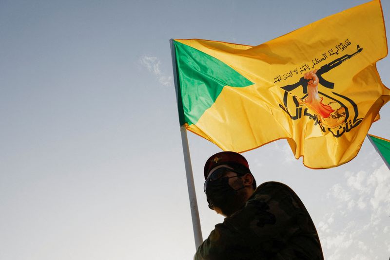 © Reuters. FILE PHOTO: A mourner attends the funeral of a commander from Iraq's Kataib Hezbollah armed group during a funeral in Baghdad, Iraq September 22, 2024. REUTERS/Thaier Al-Sudani/File Photo