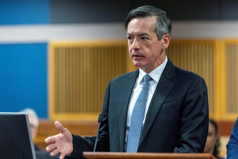 © Reuters. FILE PHOTO: Kenneth Chesebro speaks to Fulton County Superior Court Judge Scott McAfee during a hearing where Chesebro accepted a plea deal from the Fulton County District Atorney at the Fulton County Courthouse October 20, 2023 in Atlanta, Georgia, U.S., October 20, 2023. Alyssa Pointer/Pool via REUTERS/File Photo