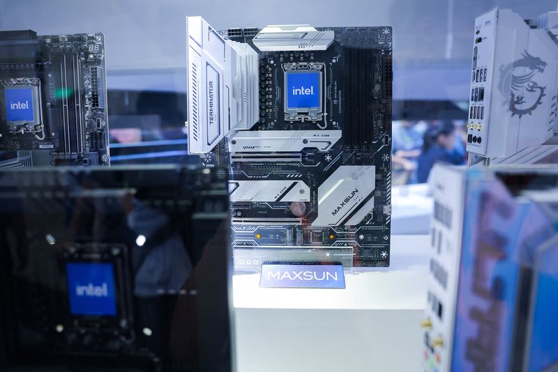 © Reuters. FILE PHOTO: Intel Motherboard can be seen on display at Computex in Taipei, Taiwan June 5, 2024. REUTERS/Ann Wang