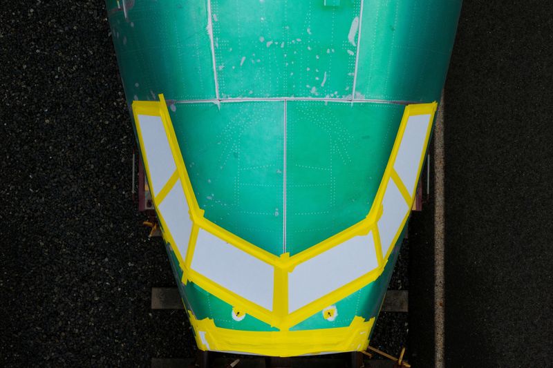 © Reuters. A Boeing 737 Max fuselage sits on a railcar during an ongoing strike by the company's factory workers in Seattle, Washington, U.S., October 30, 2024. REUTERS/David Ryder