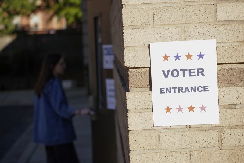 © Reuters. FILE PHOTO: A voter enters a polling station as Georgians turned out a day after the battleground state opened early voting, in Atlanta, Georgia, U.S., October 16, 2024. REUTERS/Megan Varner/File Photo