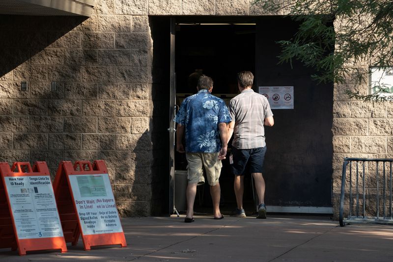 © Reuters. FILE PHOTO: Voters walk into a polling station to cast their ballots in early voting for the presidential election in Scottsdale, Arizona, U.S., October 10, 2024.   REUTERS/Go Nakamura/File Photo