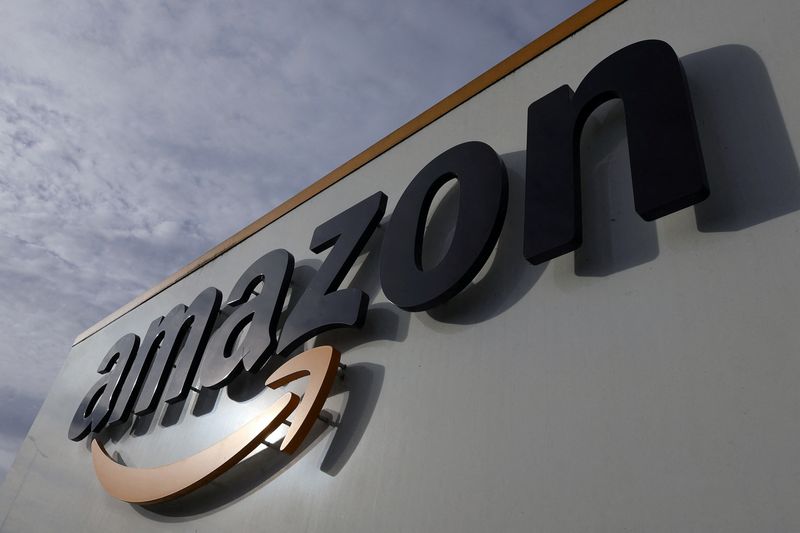 © Reuters. FILE PHOTO: The logo of Amazon is seen at the company logistics center in Lauwin-Planque, northern France, November 15, 2022.  REUTERS/Pascal Rossignol/File Photo