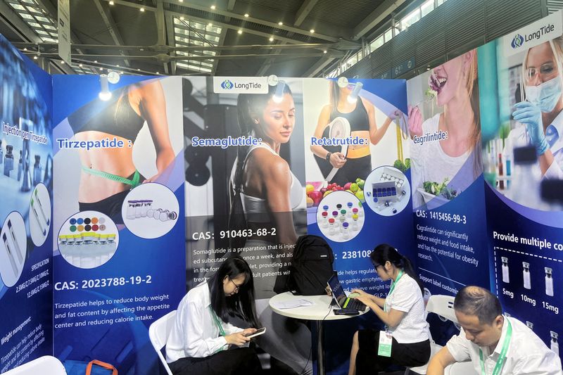 © Reuters. FILE PHOTO: People sit in a booth of Shanghai LongTide Biotechnology at a pharmaceutical exhibition in Shenzhen, Guangdong province, China September 11, 2024. REUTERS/Andrew Silver/File Photo