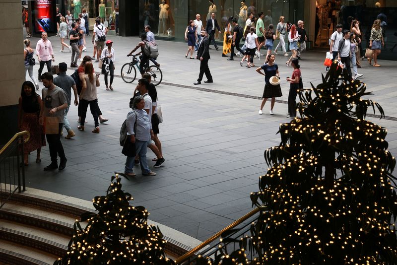 © Reuters. FILE PHOTO: People walk through a shopping plaza decorated for the holidays in the city centre of Sydney, Australia, December 17, 2020.  REUTERS/Loren Elliott/File Photo