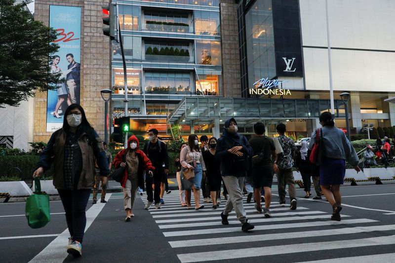 © Reuters. People cross a main road outside a shopping mall during afternoon rush hours in Jakarta, Indonesia, November 30, 2022. REUTERS/Willy Kurniawan/ File Photo