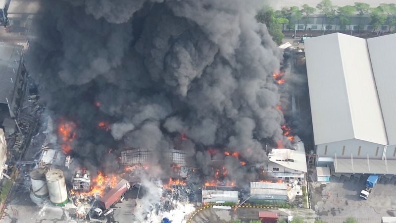 &copy; Reuters. A drone view shows smoke and flames rising at a cooking oil factory, in Bekasi, West Java province, Indonesia November 1, 2024, in this screen grab obtained from a social media video. ILHAM APRIYANTO/via REUTERS