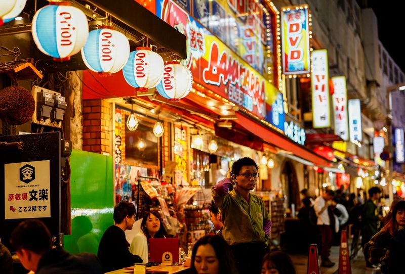 © Reuters. People enjoy drinks and food at izakaya pub restaurants at the Ameyoko shopping district, in Tokyo, Japan February 15, 2024. REUTERS/Issei Kato/ File Photo