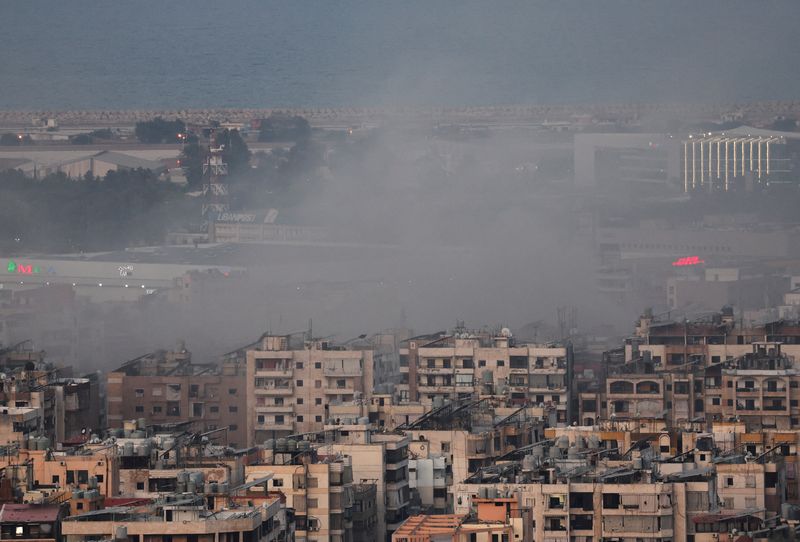 © Reuters. Smoke rises in the aftermath of an Israeli strike, amid the ongoing hostilities between Hezbollah and Israeli forces, in Beirut, as seen from Baabda, Lebanon, November 1, 2024. REUTERS/Mohamed Abd El Ghany