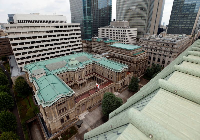 © Reuters. Japanese national flag is hoisted atop the headquarters of Bank of Japan in Tokyo, Japan September 20, 2023.  REUTERS/Issei Kato/ File Photo