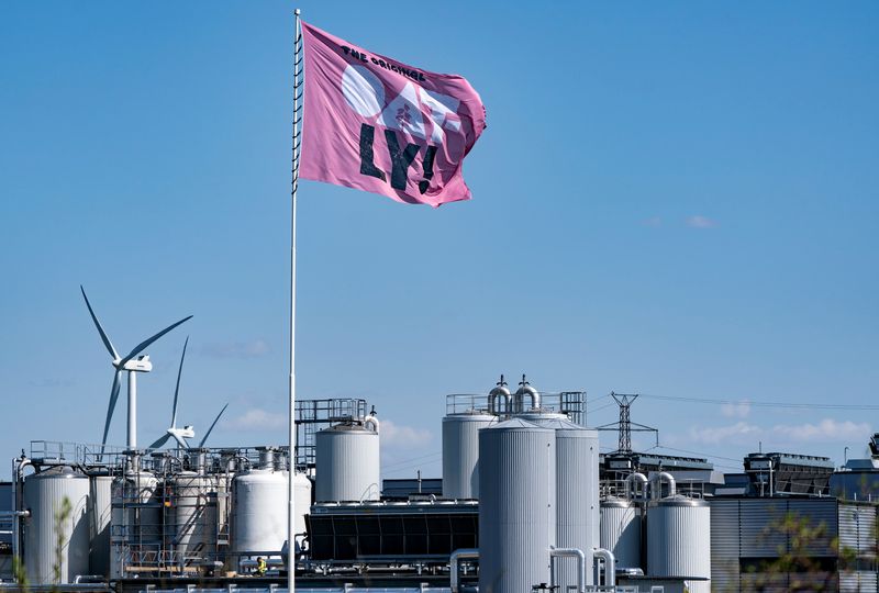 © Reuters. The Oatly factory is seen in Landskrona, Sweden May 20, 2021. TT News Agency/Johan Nilsson via REUTERS/ File Photo