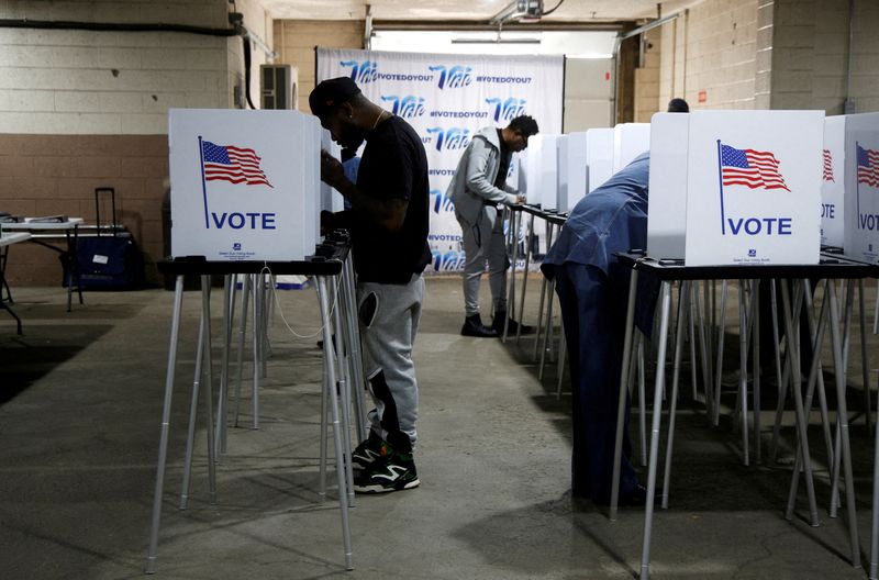 &copy; Reuters. FILE PHOTO: Voters fill out their ballots for the presidential election during early voting ahead of the polls closing November 5 at the Detroit Elections Office in Detroit, Michigan, U.S. October 28, 2024.  REUTERS/Rebecca Cook/File Photo