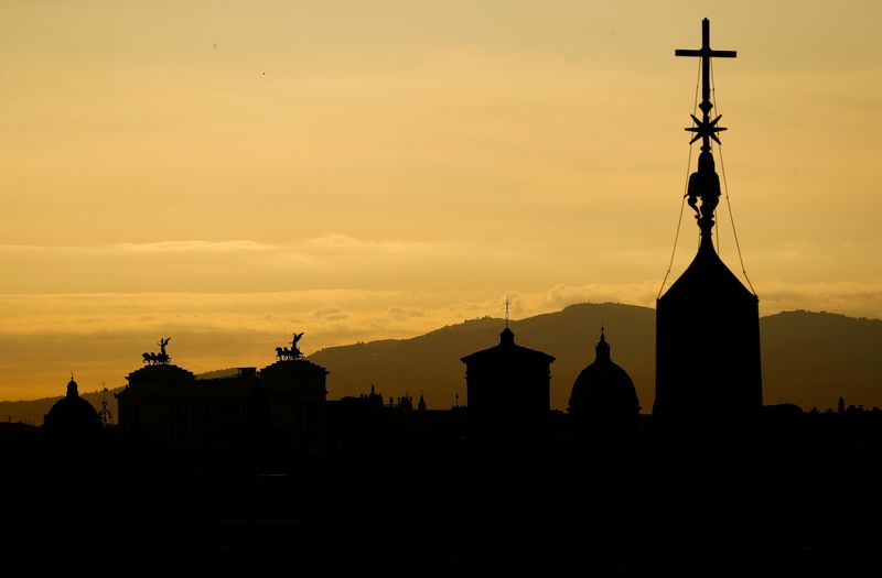 © Reuters. FILE PHOTO: A view shows the Rome skyline before Pope Francis' weekly general audience at the Vatican, September 23, 2020. REUTERS/Guglielmo Mangiapane/File Photo