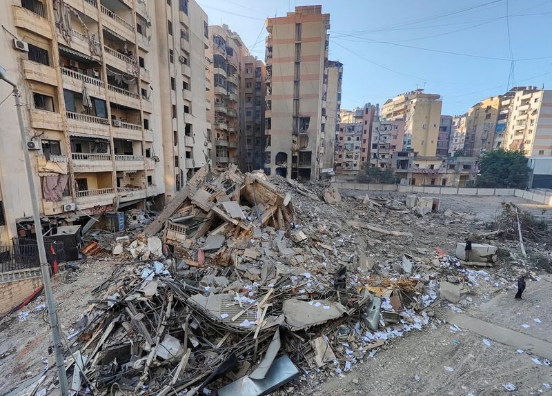 © Reuters. People stand at a site damaged in the aftermath of Israeli strikes on Beirut's southern suburbs, amid the ongoing hostilities between Hezbollah and Israeli forces, Lebanon, November 1, 2024. REUTERS/Mohammed Yassin