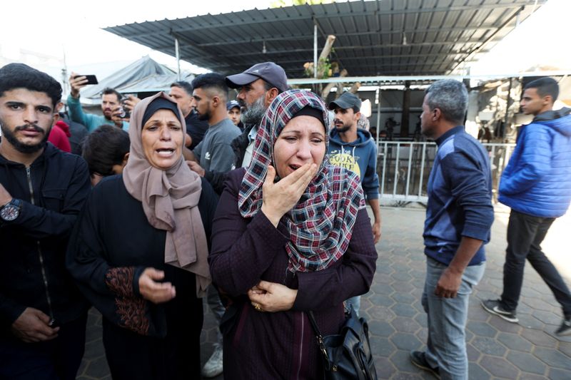 © Reuters. FILE PHOTO: Mourners react next to the bodies of Palestinians, who were killed in Israeli strikes, amid the Israel-Hamas conflict, at Al-Aqsa Martyrs Hospital in Deir Al-Balah, in the central Gaza Strip, October 29, 2024. REUTERS/Ramadan Abed/File photo