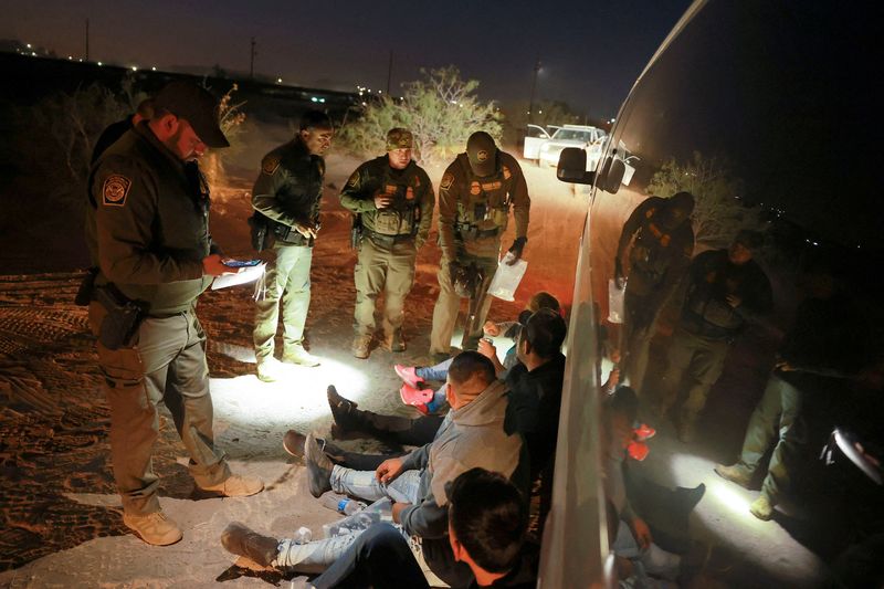 &copy; Reuters. FILE PHOTO: Migrants are detained by U.S. Border Patrol agents after crossing into the United States from Mexico, in Sunland Park, New Mexico, U.S. October 24, 2024. REUTERS/Jose Luis Gonzalez/File Photo