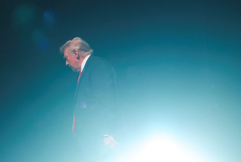 © Reuters. Republican presidential nominee and former U.S. President Donald Trump walks on the day of a fireside chat with Tucker Carlson at 'Tucker Carlson Live on Tour' at Desert Diamond Arena, in Glendale, Arizona, U.S. October 31, 2024. REUTERS/Brendan McDermid