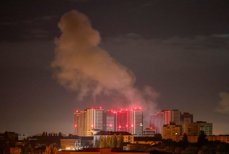 © Reuters. FILE PHOTO: Smoke rises in the sky over the city after a Russian drone strike, amid Russia's attack on Ukraine, in Kyiv, Ukraine October 29, 2024. REUTERS/Gleb Garanich/File Photo