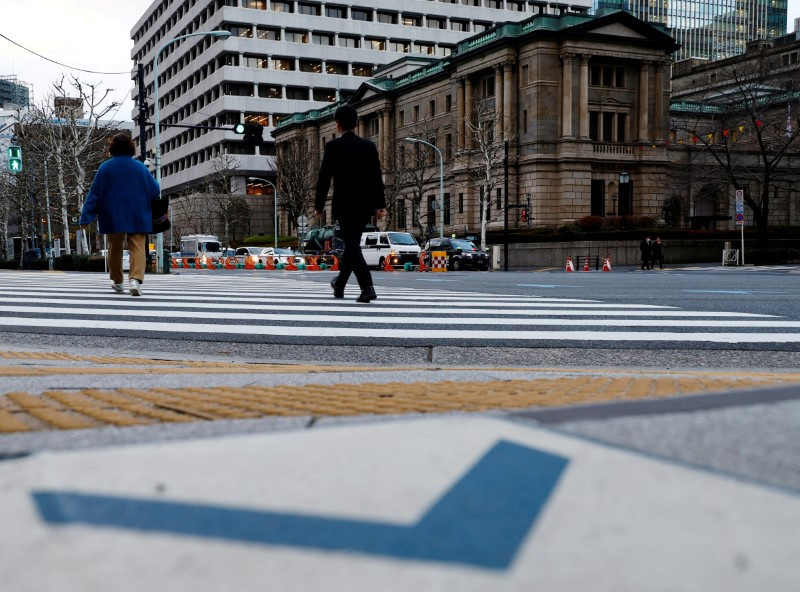 © Reuters. FILE PHOTO: People walk in front of the Bank of Japan building in Tokyo, Japan January 23, 2024. REUTERS/Kim Kyung-Hoon/File Photo