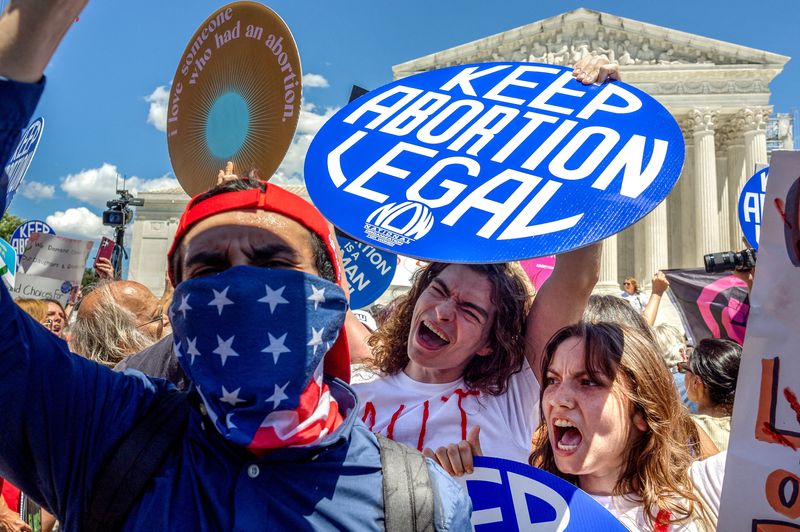 © Reuters. FILE PHOTO: Anti-abortion and abortion rights protestors demonstrate on the anniversary of the decision by the United States Supreme to overturn Roe v. Wade, outside the U.S. Supreme Court, in Washington, U.S., June 24, 2024. REUTERS/Evelyn Hockstein/File Photo