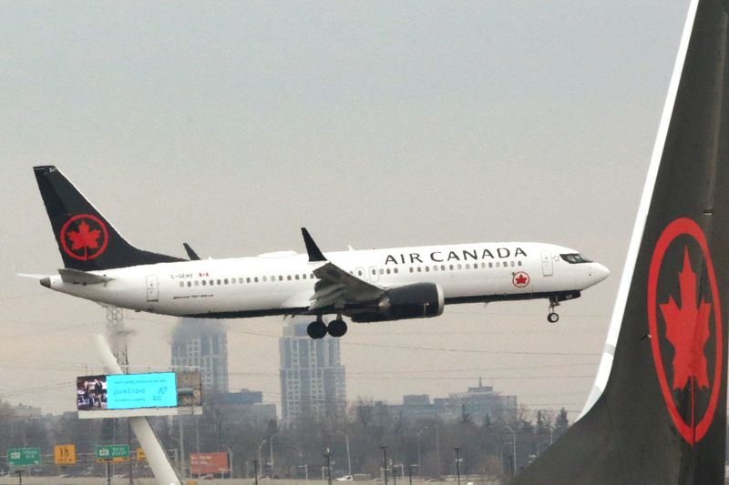 © Reuters. An Air Canada Boeing 737 MAX 8 from San Francisco approaches for landing at Toronto Pearson International Airport over a parked Air Canada Boeing 737 MAX 8 aircraft in Toronto, Ontario, Canada, March 13, 2019.  REUTERS/Chris Helgren/File Photo