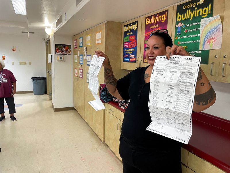 © Reuters. April Ignacio leads an election ballot presentation event on the Tohono O'odham Nation reservation in Sells, Arizona, U.S. October 22, 2024. REUTERS/Tom Hals