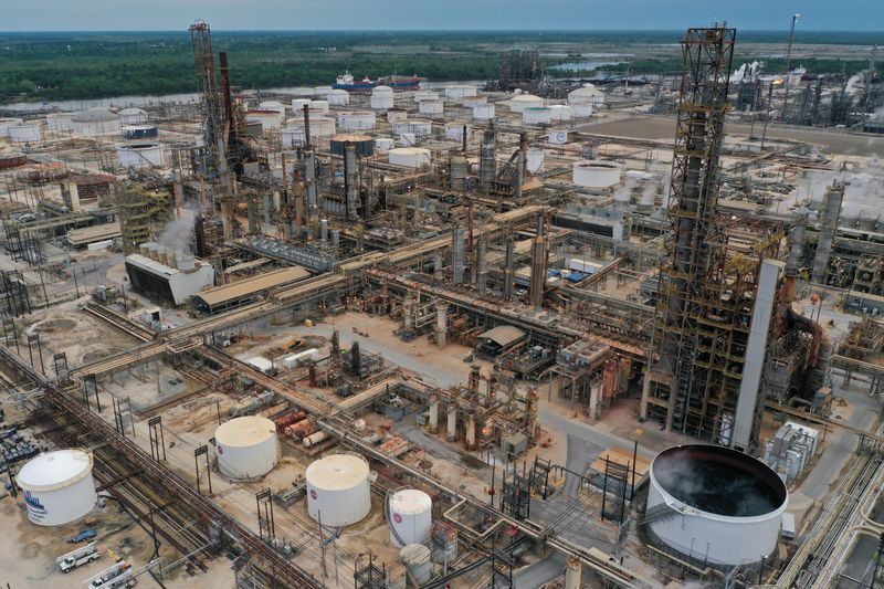 © Reuters. An aerial view of Exxon Mobil’s Beaumont oil refinery, which produces and packages Mobil 1 synthetic motor oil, in Beaumont, Texas, U.S., March 18, 2023. REUTERS/Bing Guan/File Photo