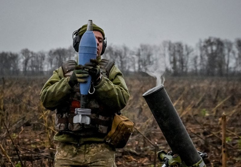 &copy; Reuters. A Ukrainian serviceman fires a mortar on a front line, as Russia's attack on Ukraine continues, in Zaporizhzhia region, Ukraine November 16, 2022.  REUTERS/Stringer/File Photo