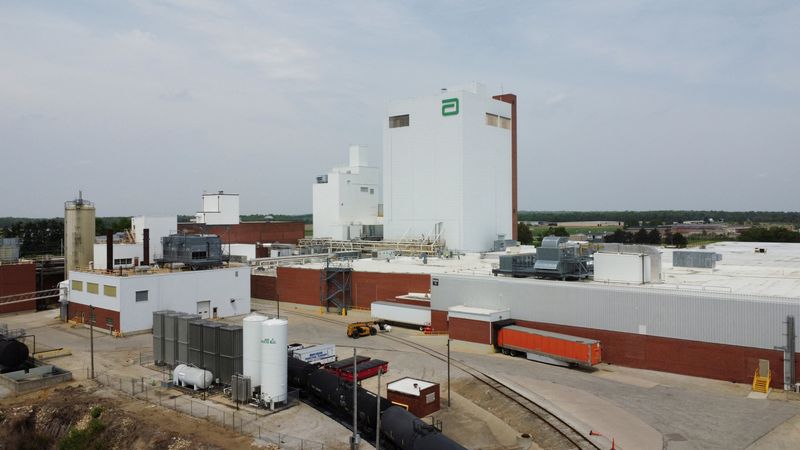 &copy; Reuters. FILE PHOTO: The Abbott Laboratories facility where dozens of recalled types of powdered baby formulas were made leading to production being halted at the location in Sturgis, Michigan, U.S., May 20, 2022. Picture taken with a drone.  REUTERS/Eric Cox/File