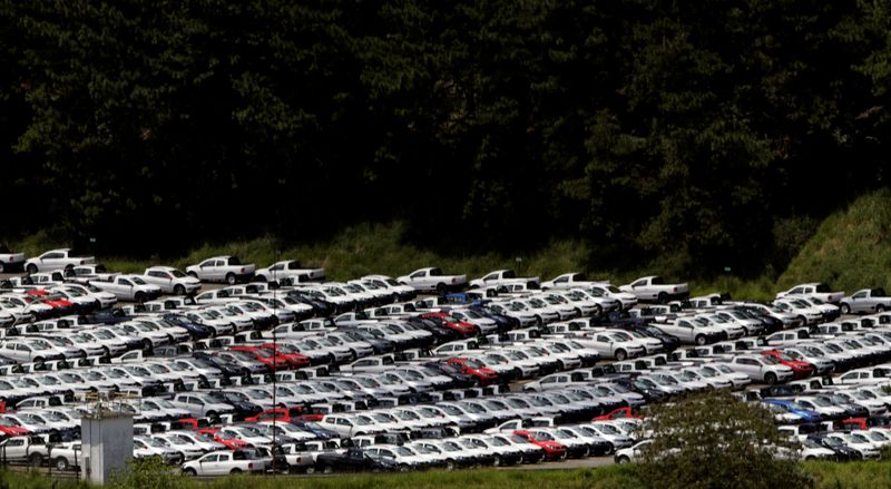 &copy; Reuters. Estacionamento de fábrica da Volkswagen em São Bernardo do Campo, São Paulon05/01/2017. REUTERS/Paulo Whitaker