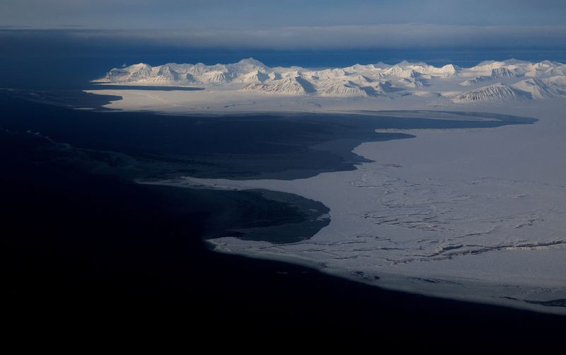 © Reuters. FILE PHOTO: A general view of snowcapped mountains and the Arctic Ocean on the coast of Svalbard near Longyearbyen, Norway, April 5, 2023. REUTERS/Lisi Niesner/File Photo