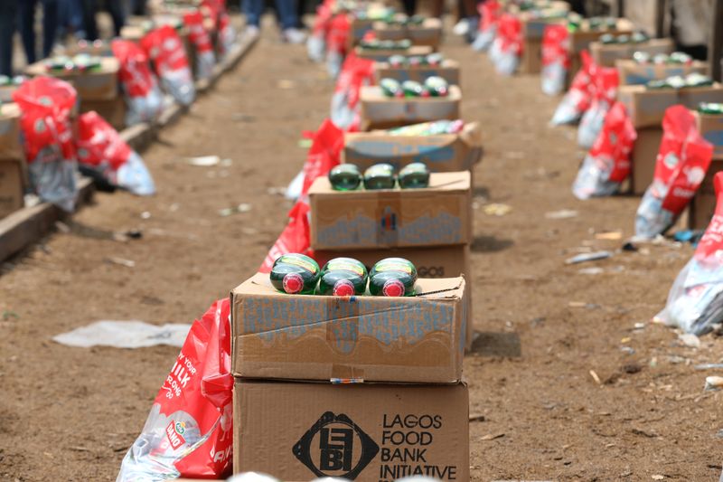 © Reuters. FILE PHOTO: Food supplies are pictured before a food aid distribution by volunteers of the Lagos food bank initiative in a community in Oworoshoki, Lagos, Nigeria July 10, 2021. REUTERS/Temilade Adelaja/File Photo